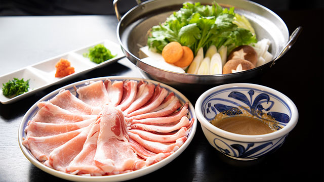 厳選された愛媛県産甘とろ豚や和牛